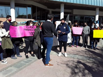 La comunidad educativa de tres secundarios de Neuquén y Plottier reclamó en el Consejo de Educación