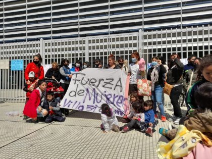 Fuerza de las madres: historias de luchadoras de ayer y hoy por vivienda 