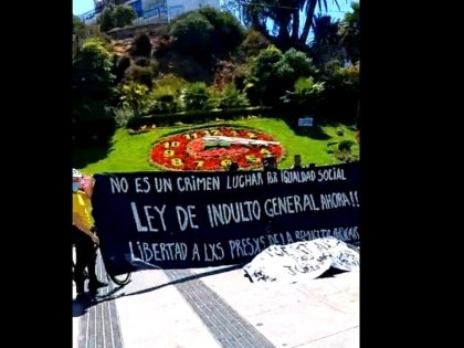 Ciclistas a Lo Vásquez levantan lienzo por la Ley de indulto a las y los presos políticos