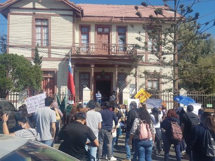 Comunidades educativas de Mejillones se manifiestan en el municipio de la comuna