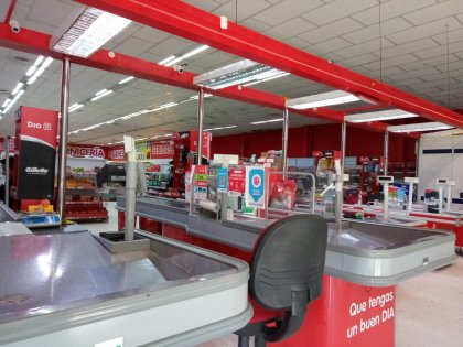 Trabajadores del Supermercado Día reclaman por sueldos adeudados. 