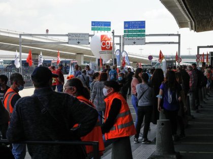 Los trabajadores del aeropuerto Charles de Gaulle llevan adelante una histórica huelga