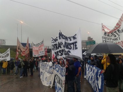 Cortes bajo la lluvia contra los despidos y suspensiones