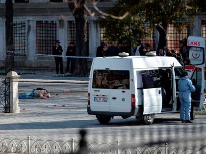 Ataque suicida en una zona turística de Estambul causa una decena de muertos