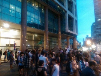 Manifestación en Montevideo por el retiro de las tropas uruguayas en Haití