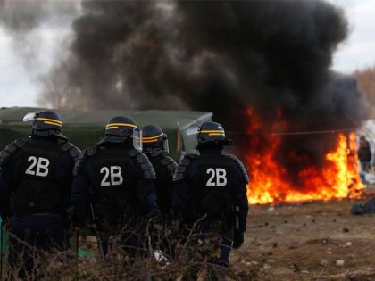 Fuerte represión policial para desalojar a los refugiados en Calais