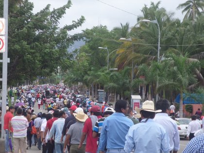 Una multitud en las calles de Acapulco por la aparición de los 43 estudiantes