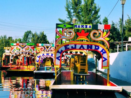 Paseo nocturno en trajinera para la reconstrucción de Xochimilco