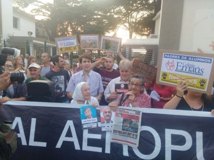 Vecinos de El Palomar marcharon contra el aeropuerto trucho