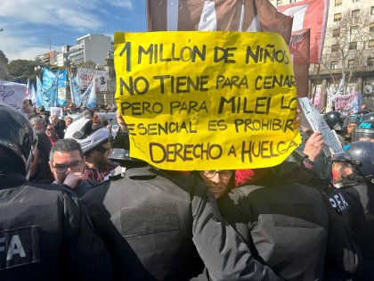 Con gases e Infantería, la policía quiere impedir la protesta docente en Congreso