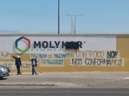 Concejala Natalia Sánchez saluda a los trabajadores de la huelga de Molynor