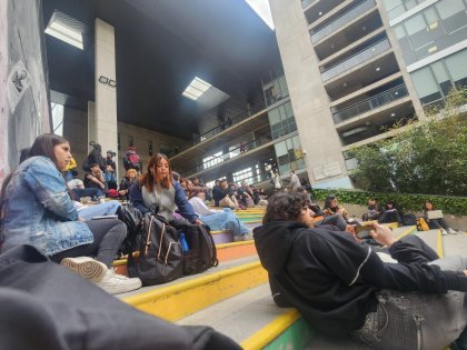 Estudiantes suspendidos de la UCEN exigen su reincorporación inmediata y acusan irregularidades en el proceso