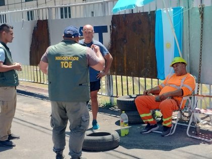 Trabajadores portuarios se encadenan en el puerto