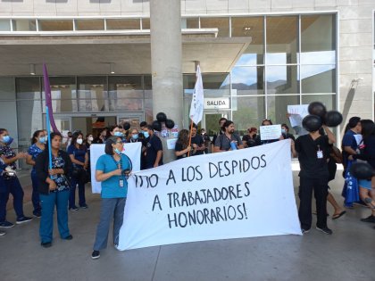 Trabajadores y usuarios del Hospital de Antofagasta exigen revertir despidos y más financiamiento en salud pública