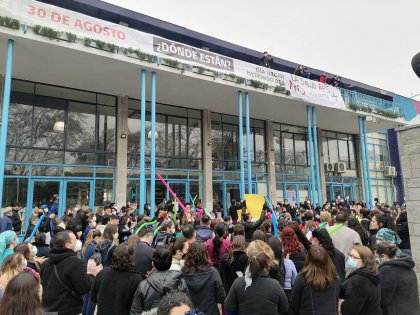 Enorme concentración de funcionarios de la salud de San Bernando contra la precarización