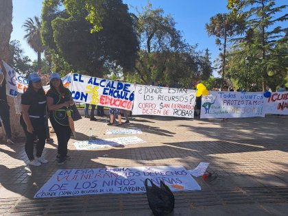 Movilizaciones de trabajadores de la educación: Exigen reponer puestos de trabajo y sueldos a alcaldía del PS