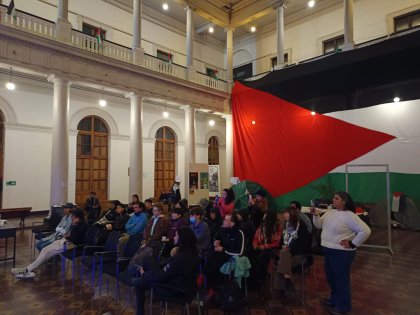 Poesía por Palestina en Acampe Casa Central Universidad de Chile 