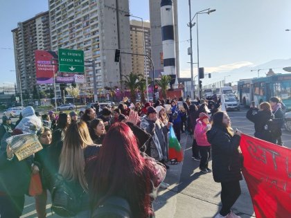 Pobladores se manifiestan cortando Avenida Vicuña Mackenna en La Florida