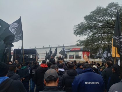 Contra los despidos y el Preventivo de Crisis trucho: acto y protesta en la puerta de Bridgestone 