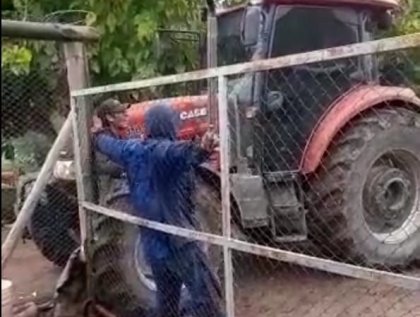 Guaymallén: Propietario de una finca atropella a trabajador con un tractor - YouTube