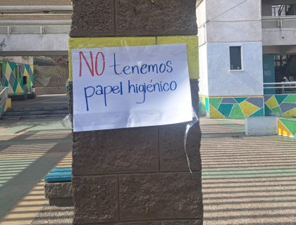 Estudiantes de escuela básica ni siquiera tienen papel para ir al baño