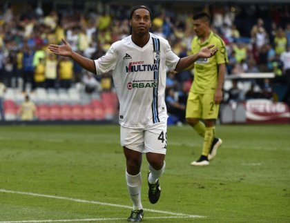 Ronaldinho: desborde de pasión en el Estadio Azteca