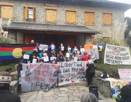 Movilización en Bariloche por la firma del acuerdo entre el gobierno y la comunidad mapuche