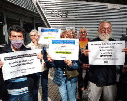 Clase pública de COAD frente a las puertas de la Obra Social de la UNR