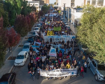 Ante el intento de Milei de dividir nuestra lucha, unidad docente-no docente- estudiantil, para derrotar todo su plan