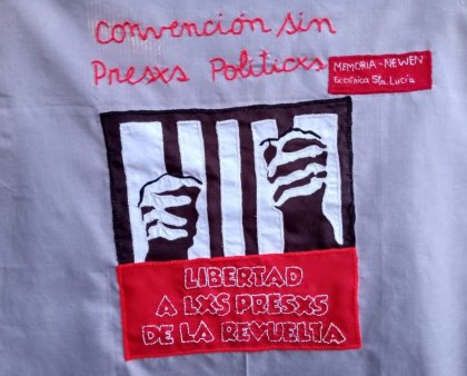 Arpilleras y carteles se suman a la campaña "mil afiches por la libertad de las y los presos politicos"