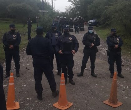 Policía impide el ingreso de trabajadores de la Coopi a la planta