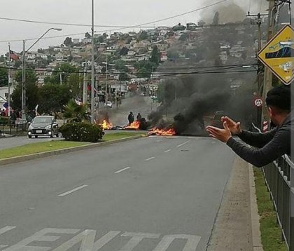 En medio de la lluvia: Manifestación de vecinos de Villa Independencia evidencia falta de información y ayudas post incendio