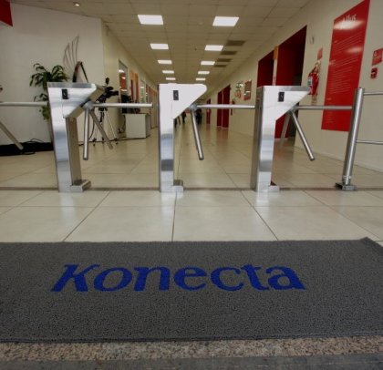 Konecta sin límites: cambios de cuenta sin previo aviso y amenazas de despidos