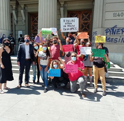 A un mes de la pelea por su reincorporación: Trabajadores despedidos de la UMCE presentan recurso de protección