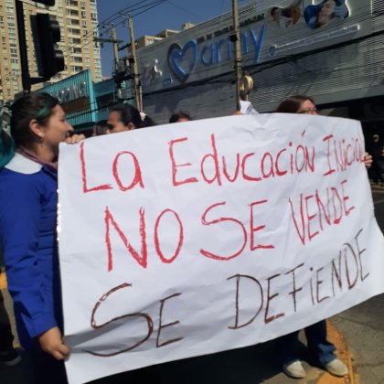 Trabajadoras Ajunji fueron reprimidas en La Moneda tras protestar contra proyecto de ley "Sala Cuna Universal" de Piñera