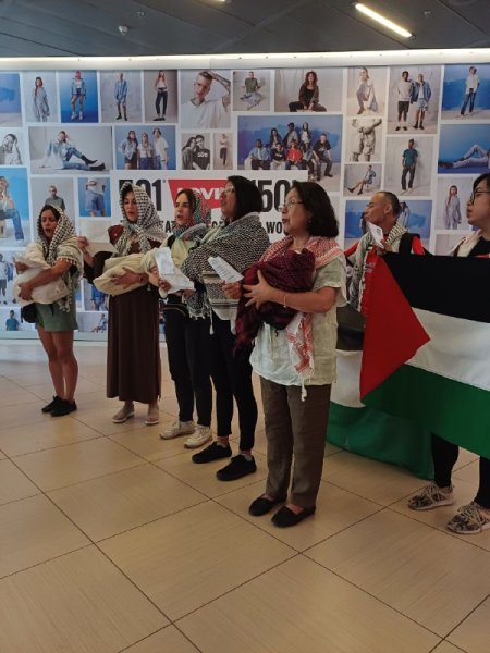 Performance contra el genocidio Palestino en mall Costanera Center