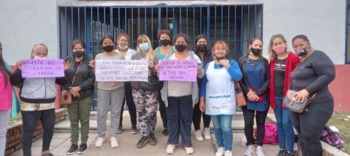 Docentes ATR con familias de la EES 20 de Tigre, unidos por la continuidad pedagógica de les estudiantes.