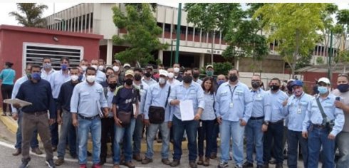 Trabajadores de MASISA con su dirigente sindical Jean Mendoza en una de las tantas movilizaciones ante el Palacio de Justicia en Puerto Ordaz (estado Bolívar). Credito: Aporrea / Trabajadores de MASISA