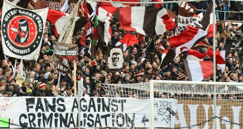 Hinchada del Sainkt Pauli de Hamburgo, de gran tradición de lucha social y de izquierda.