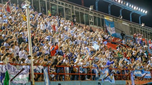 Hinchada en cancha de Arsenal apoyando a la selección femenina (Infobae)