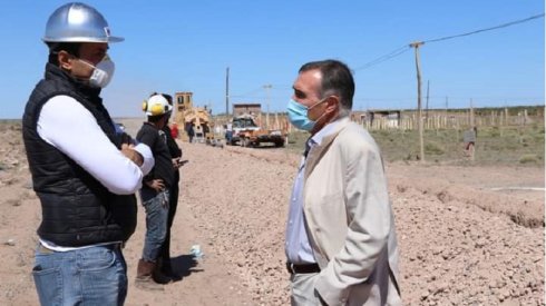 Intendente Javier Bertoldi en las obras de agua en la segunda meseta. Foto: redes sociales del municipio