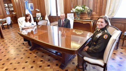 Cristina Fernández de Kirchner, Marc Stanley y Laura Richardson | Foto Twitter CFK