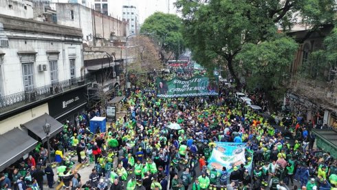 Camioneros quiso llegar al Congreso marchando por Av. Entre Ríos, pero se retiró ante las provocaciones de Gendarmería y Prefectura.