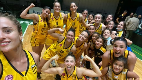 Deportivo Berazategui festeja su llegada a una nueva final de la Liga Nacional de Básquet.