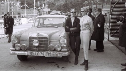 Úrsula y Ewy junto al Mercedes Benz.