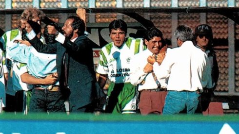 Diego como DT de Deportivo Mandiyú en 1993, en dupla con Carlos Fren.