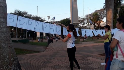 Mujeres Autoconvocadas de Iguazú repudiando la presencia del cura Sidders