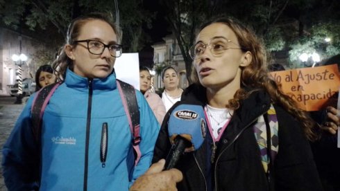 Veronica y Romina en la acción de la semana pasada junto a familiares, personas con discapacidad y trabajadores.