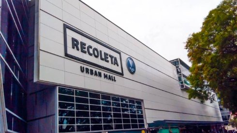 Trabajadores de limpieza, seguridad y comercio de Recoleta Mall protestaron exigiendo el cierre total. 