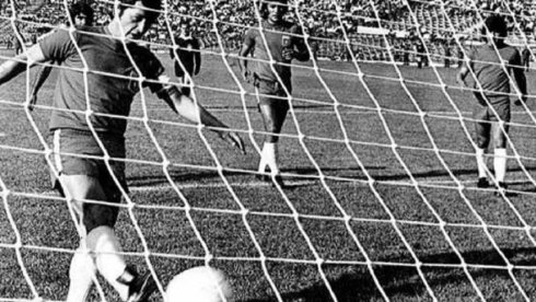 Gol de Chile en el "partido fantasma", repechaje al que la URSS no se presentó en repudio a Pinochet.